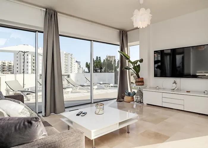 Nirvana - Luxury With Heated Pool Holiday home