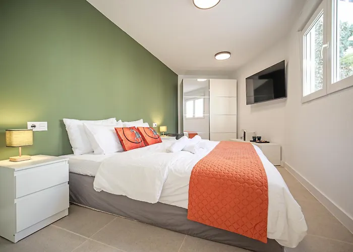 Holiday home Nirvana - Luxury With Heated Pool