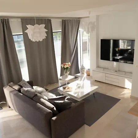 Nirvana - Luxury With Heated Pool Holiday home